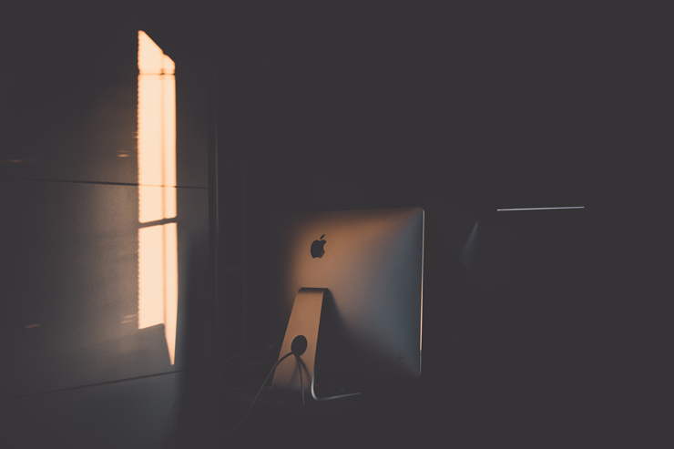 Entrepreneurial traps, entrepreneurs. Photograph of computer in dark room by Benjamin Voros
