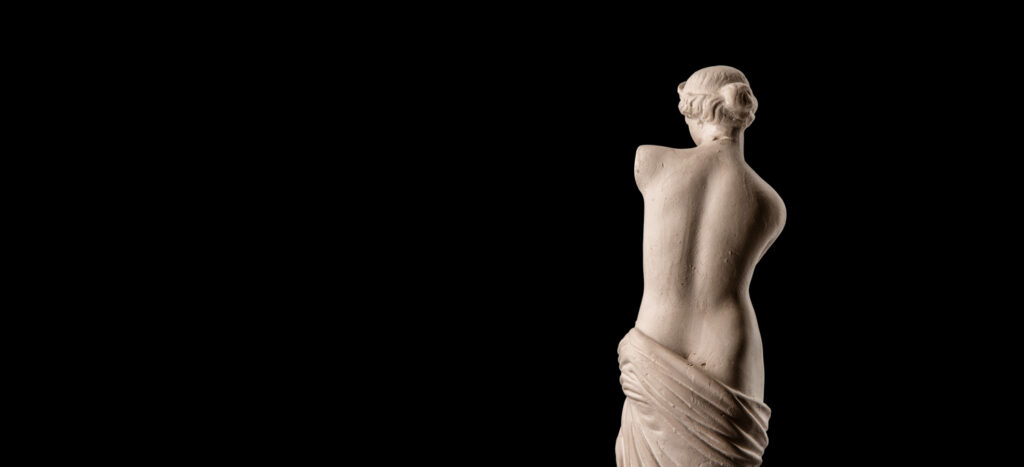 Sculpture of nude woman, from the back. Photograph by Kozlik-Mozlik.